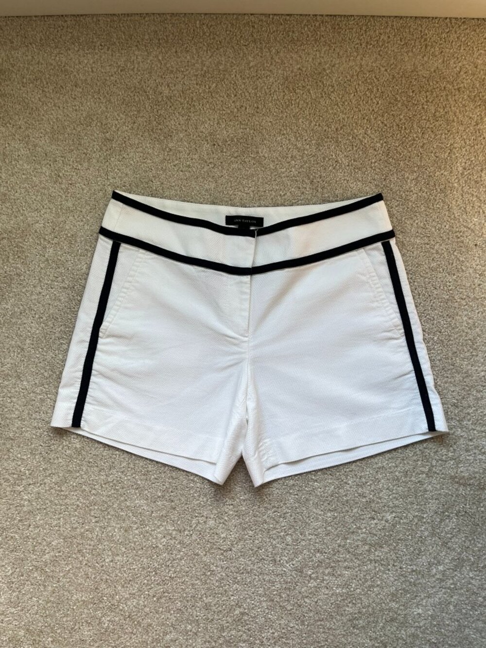 Ann Taylor White Shorts with Dark Blue Piping Size 4
